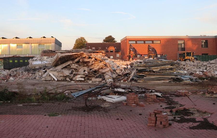 Abrissfortschritt:
              letzte Wand mit Uhr stürzt ein – Hauptschule Weeze