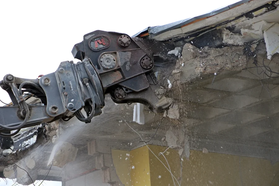 Abrissdetail am Gebäude: freigelegte Kanten und Beton – Hauptschule Weeze