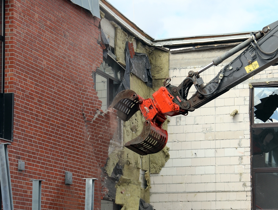 Abrissbereich:
              entfernte Verkleidung, freigelegte Wandflächen –
              Hauptschule Weeze