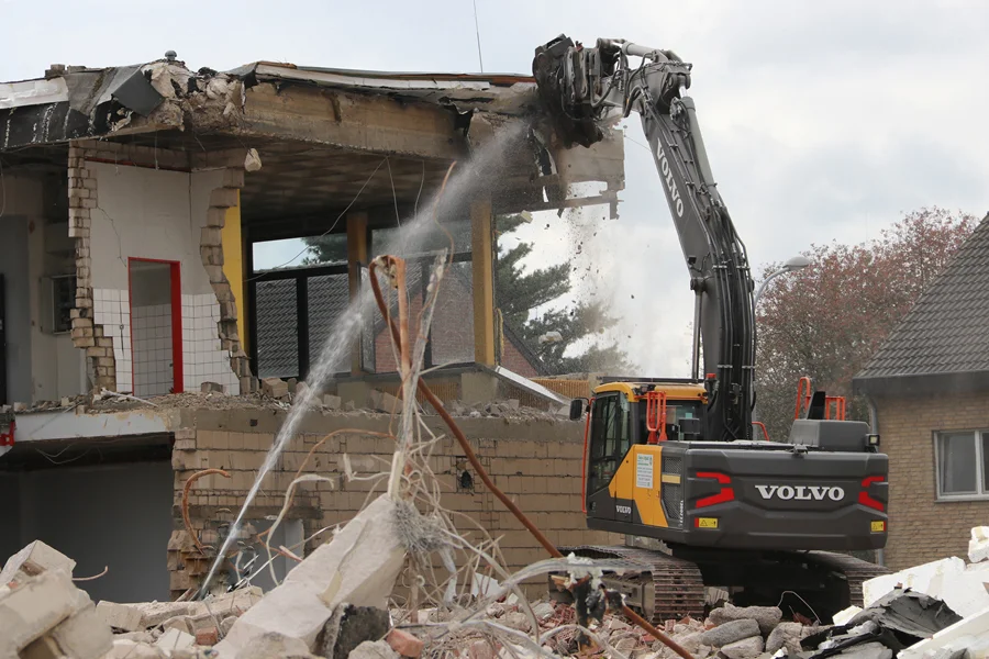 Abrissarbeiten:
              Material wird aus dem Bereich geräumt – Hauptschule Weeze