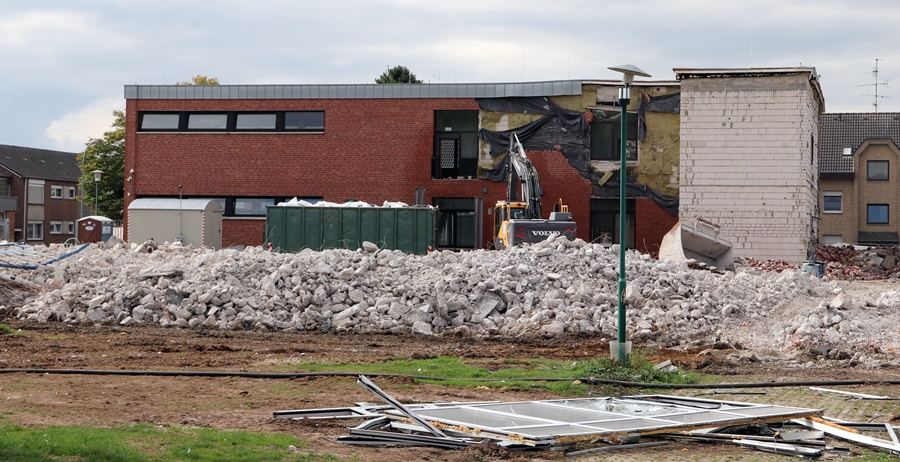 Rote Ziegel am
              naturwissenschaftlichen Gebäude werden entfernt –
              Hauptschule Weeze