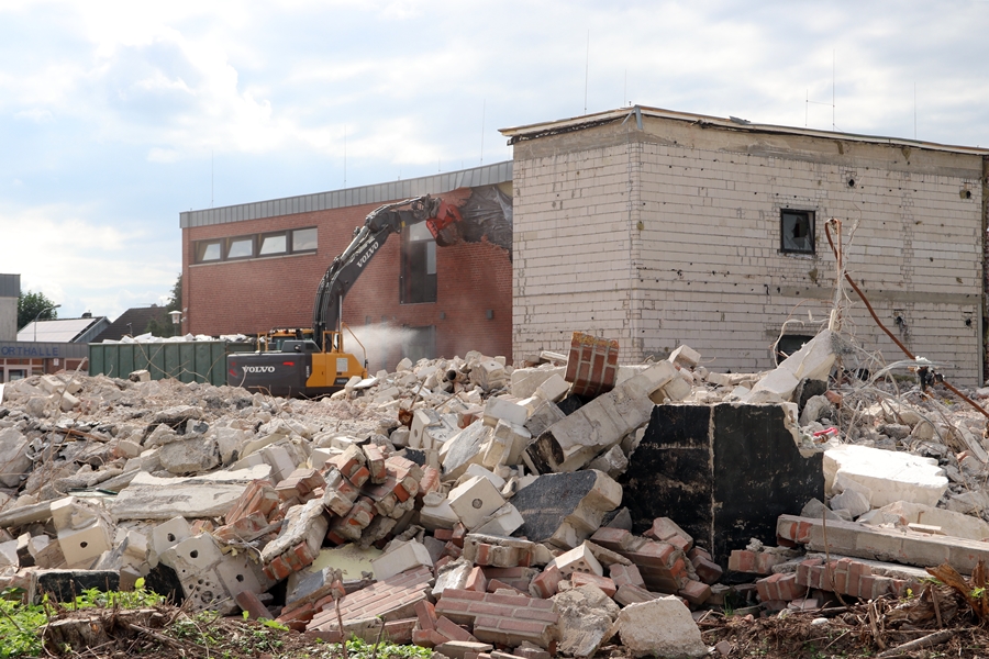 Abrissfortschritt am
              naturwissenschaftlichen Gebäude – Wandflächen ohne Ziegel