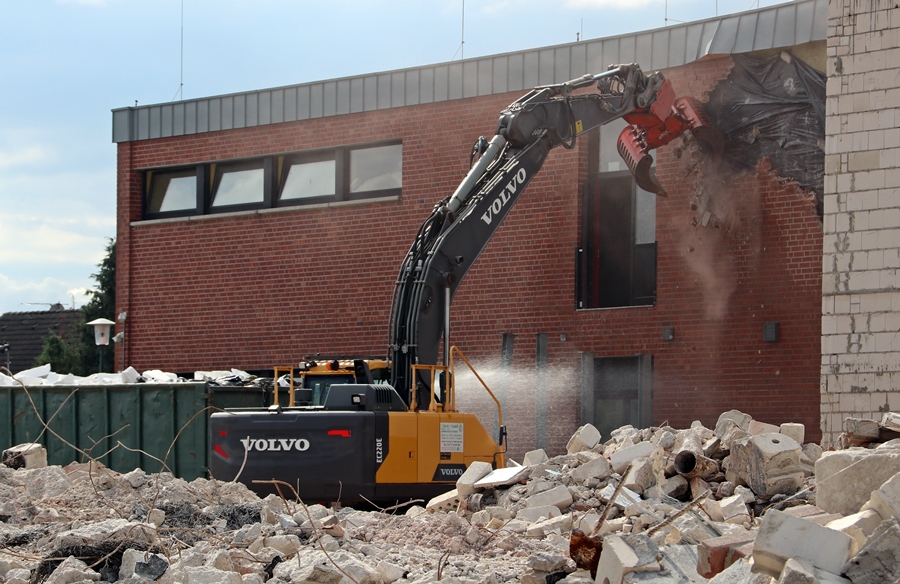Abbruch: entkernte
              Fassade, freigelegte Konstruktion – Hauptschule Weeze
