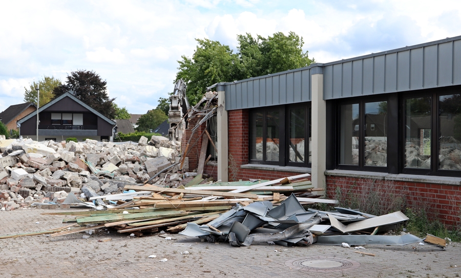 Abrissgelände: Blick
              auf entkernte Gebäudeteile – Hauptschule Weeze