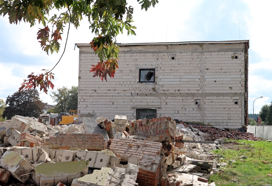 Abrissfortschritt:
              Gebäude steht nackt ohne Verkleidung da – Hauptschule
              Weeze