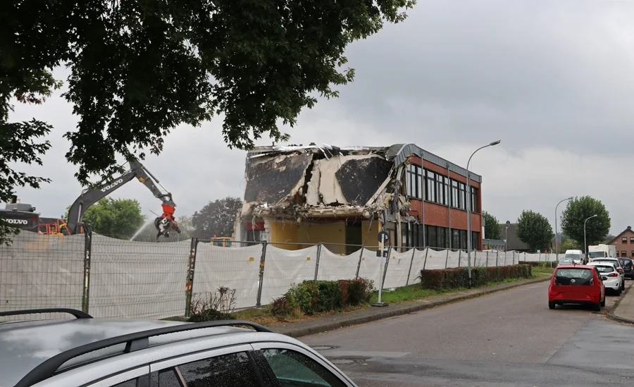 Abrissfortschritt:
              weiteres Material entfernt, Struktur sichtbar –
              Hauptschule Weeze