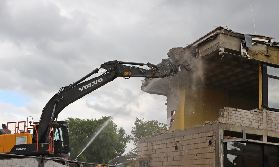 Abrissfortschritt:
              massive Betondecke erschwert Arbeiten – Hauptschule Weeze