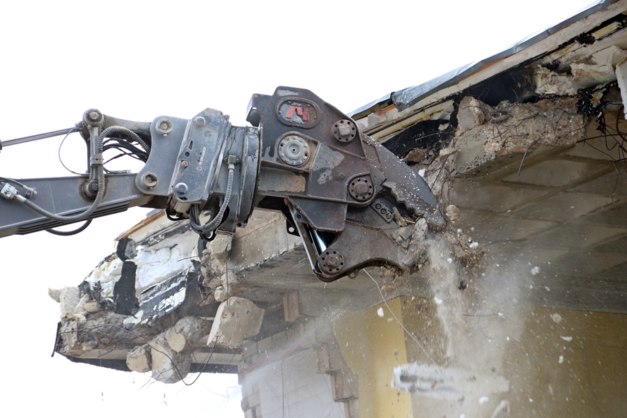 Baustelle Abriss:
              Blick auf Trümmer und Arbeitsbereich – Hauptschule Weeze
