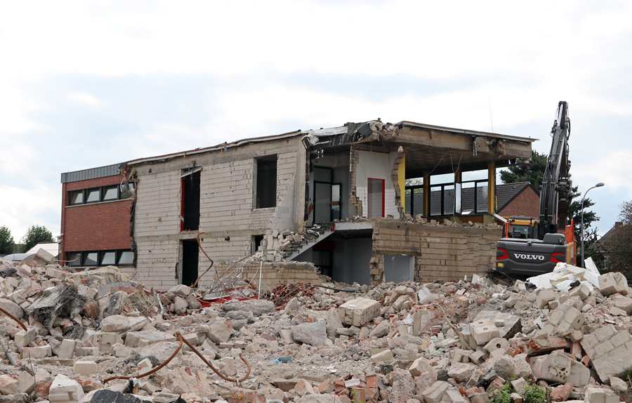 Abrissarbeiten:
              Material wird aus dem Bereich geräumt – Hauptschule Weeze