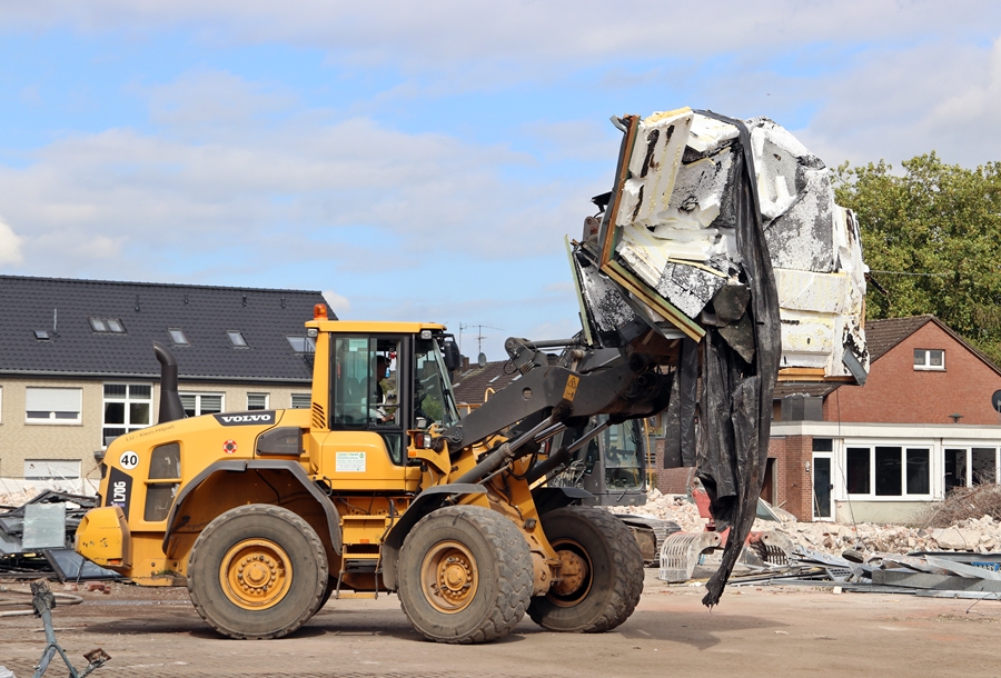 Entkernung/Abriss:
              Gerümpel und Material wird entfernt – Hauptschule Weeze
