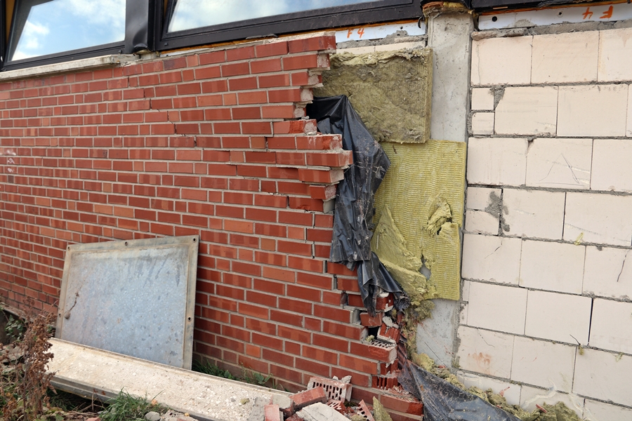 Abrissfundstück:
              Mauerstück/Schutt im Vordergrund – Hauptschule Weeze