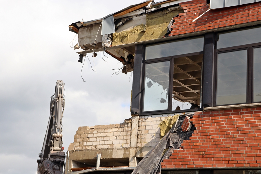 Abbruch: aufgeräumter
              Bereich, Material wird abtransportiert – Hauptschule
              Weeze