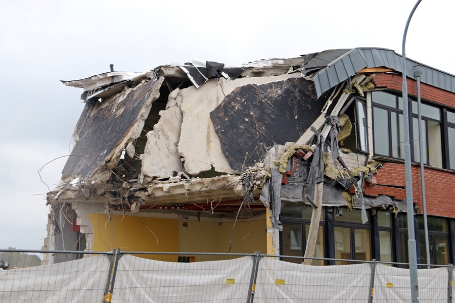 Abrissfortschritt:
              Dachteil ist eingestürzt – Hauptschule Weeze
