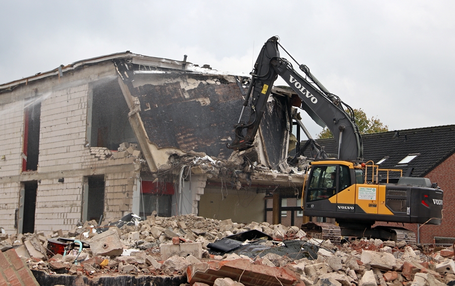 Abrissdetail:
              beschädigte Dach- und Wandbereiche – Hauptschule Weeze