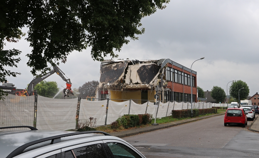 Abrissfortschritt:
              weiteres Material entfernt, Struktur sichtbar –
              Hauptschule Weeze