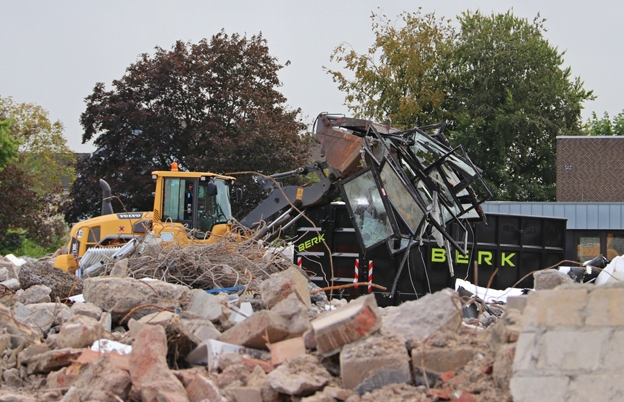 Fensterbündel wird
              ausgebaut und in Container gebracht – Hauptschule Weeze