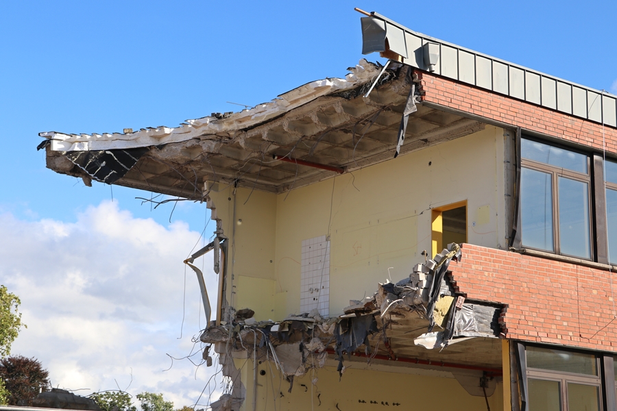 Feierabend-Blick:
              Abrissfortschritt am Gebäude – Hauptschule Weeze
