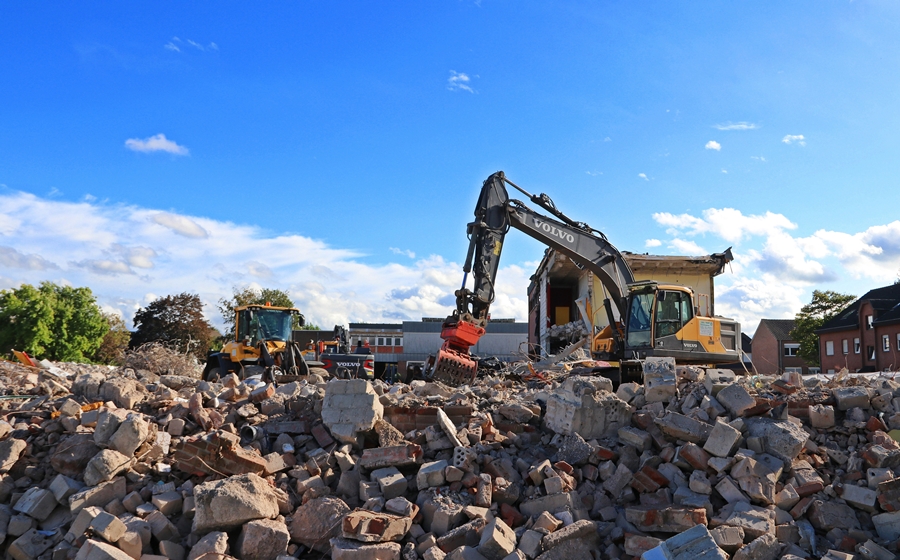 Abrissdetail:
              restliche Gebäudeteile und Trümmer – Hauptschule Weeze