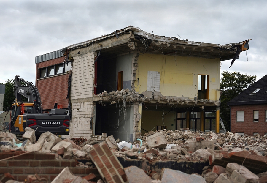Abbruch Hauptschule
              Weeze – Seitenwände teilweise entfernt