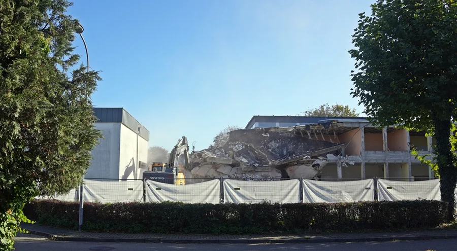 Dach liegt nun schräg auf das Gebäude