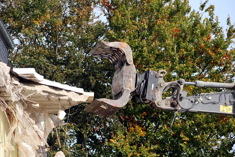 Bagger greift nach Steine