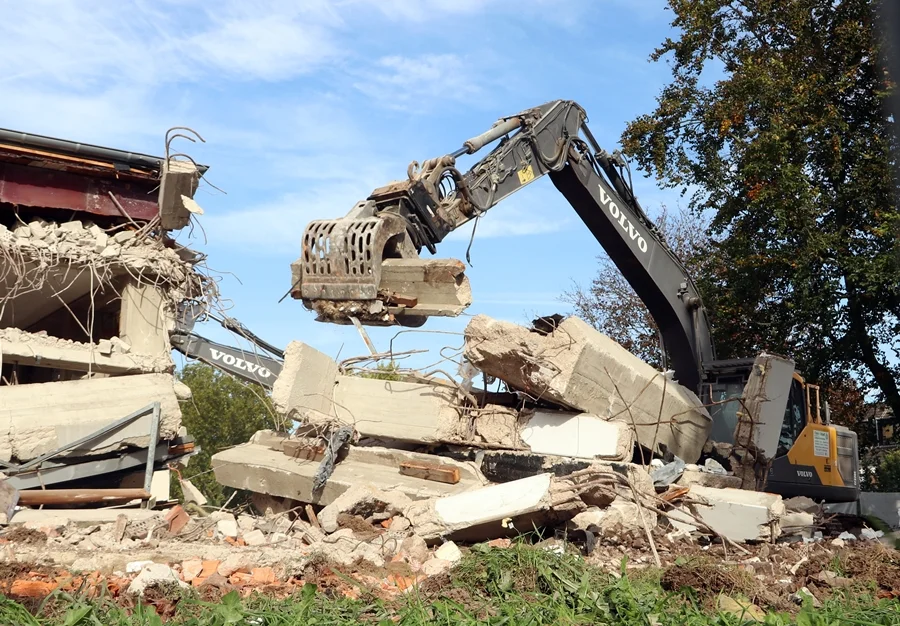 Beton wegtragen mit dem Bagger
