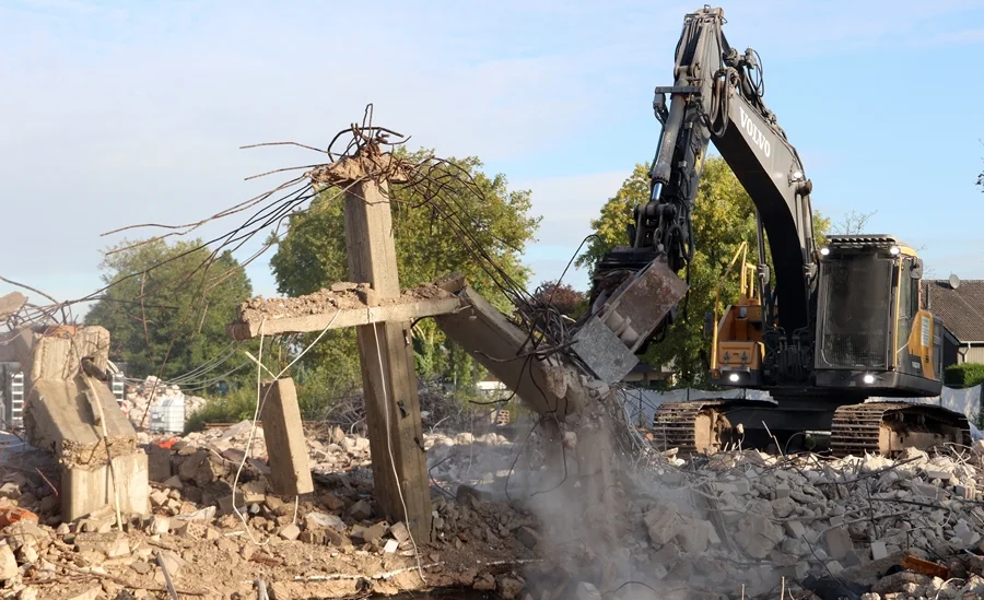 Ein kreuzförmig wirkendes Betonstück ragt noch aus den Resten der Hauptschule Weeze