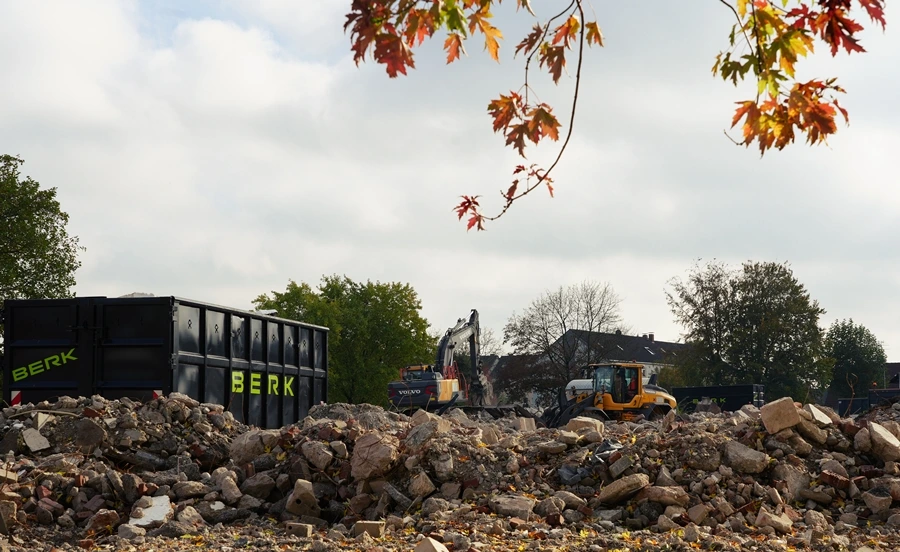 Herbststimmung auf der Abrissbaustelle der ehemaligen Hauptschule Weeze mit Schuttbergen und Baumaschinen