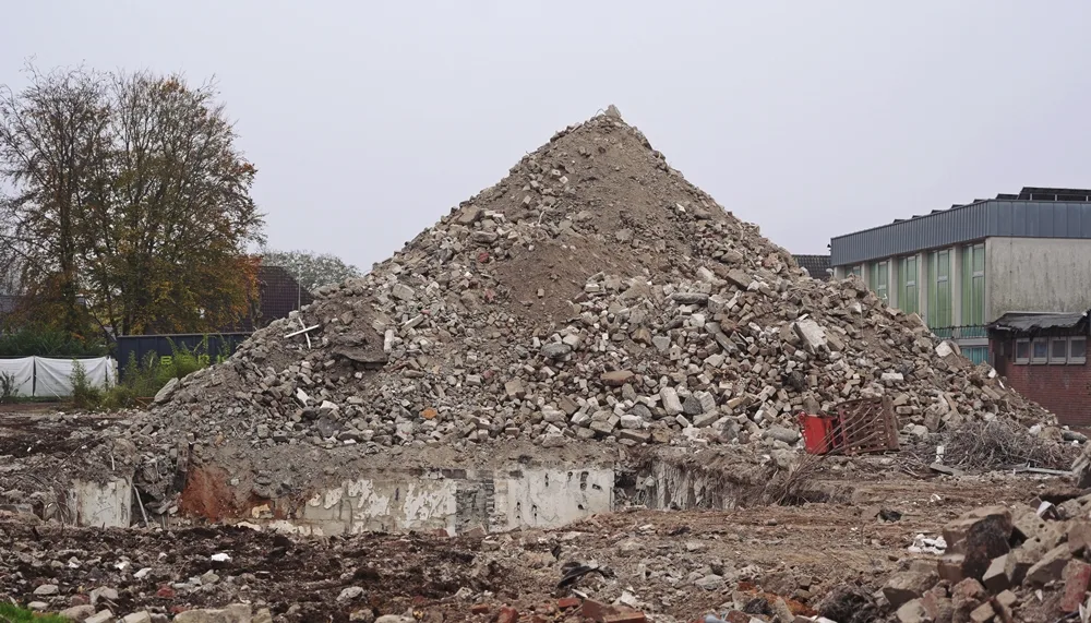 Gewaltiger Berg aus Beton, Schutt und Sand auf dem Gelände der Johannes-Hauptschule in Weeze