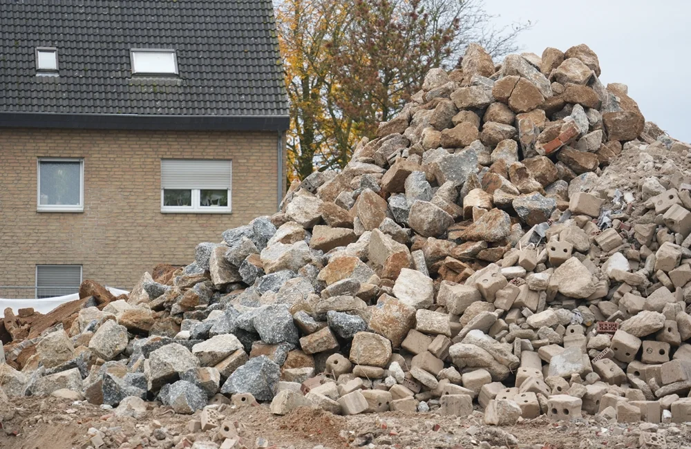 Massive Betonbrocken und alte Bausteine bilden einen gewaltigen Schuttberg nach dem Abriss der alten Schule in Weeze.