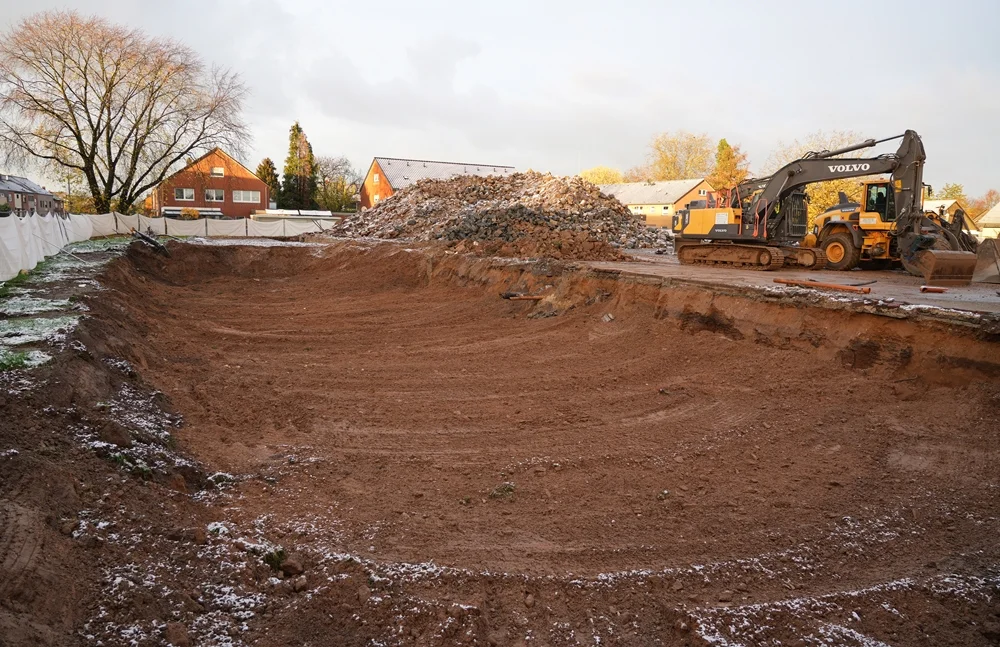 Die große ausgebaggerte Fläche zeigt die gewaltigen Erdarbeiten auf der Baustelle der neuen Schule in Weeze.