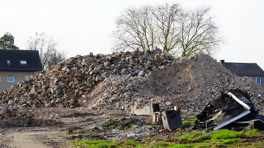 Hohe Berge aus Beton, Steinen und Abbruchmaterial erinnern an die gewaltigen Abrissarbeiten der alten Schule in Weeze.
