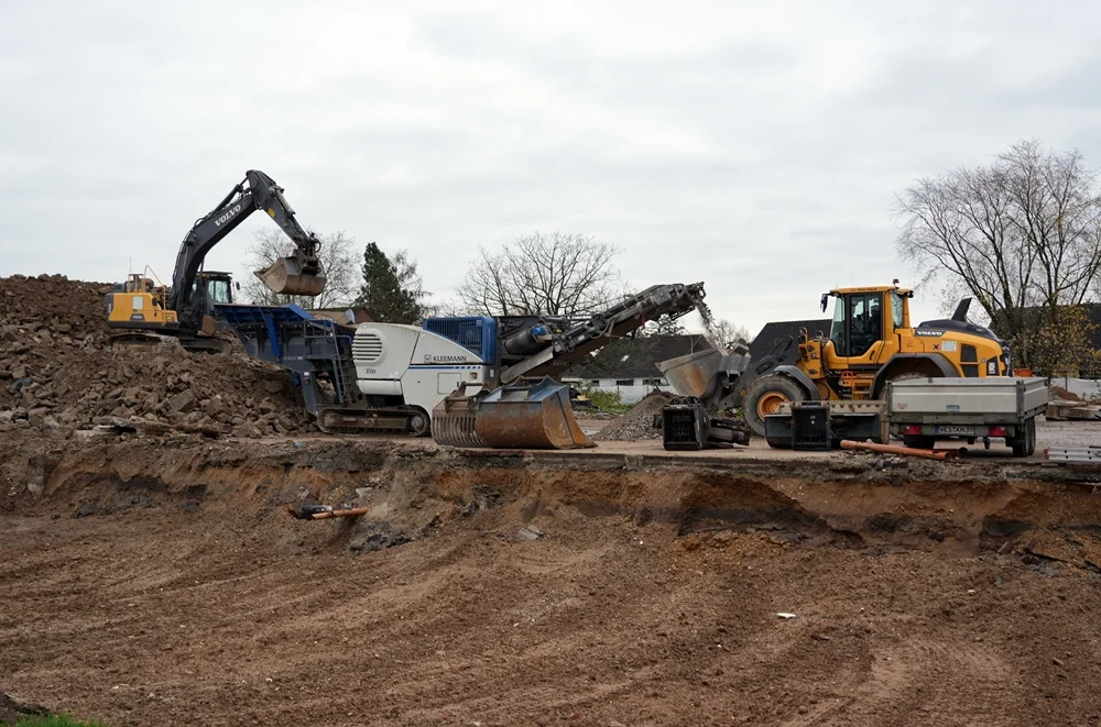 Bagger und Kegelbrechermaschine im Einsatz auf der Abrissbaustelle in Weeze