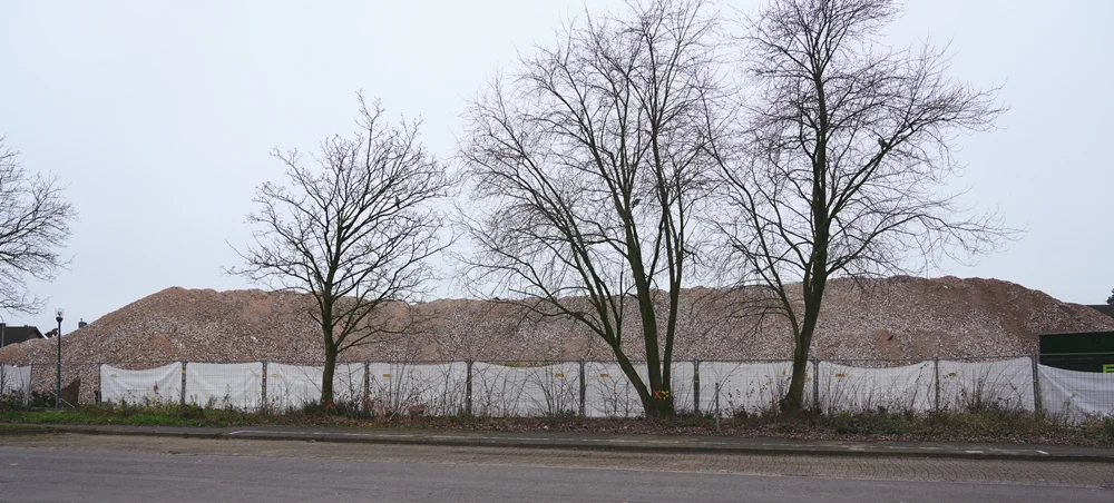 Der lange Berg aus zerkleinertem Beton- und Steinmaterial zeigt die enormen Mengen des Schulabbruchs in Weeze.