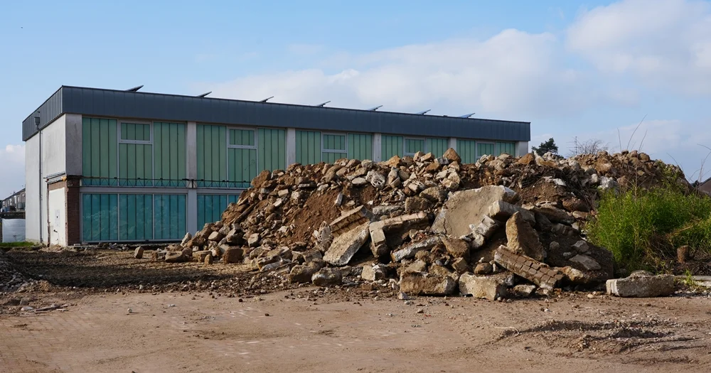 Vor der alten Turnhalle liegen große Betonreste und Trümmer des Schulabbruchs auf dem ehemaligen Gelände der Johannes-Hauptschule in Weeze.