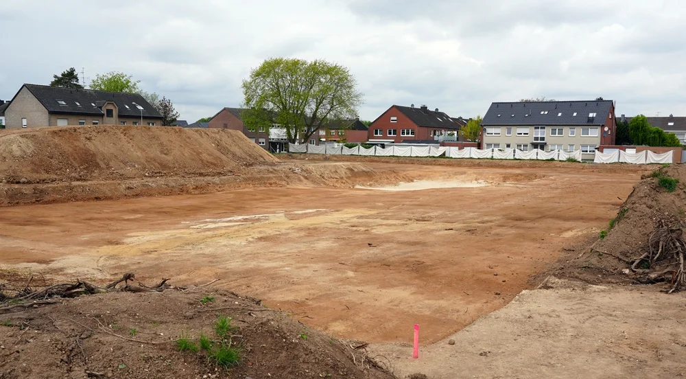 Vom ehemaligen Gelände der Johannes-Hauptschule ist kaum noch etwas übrig – der große freie Platz zeigt das Ende der Abrissarbeiten in Weeze.