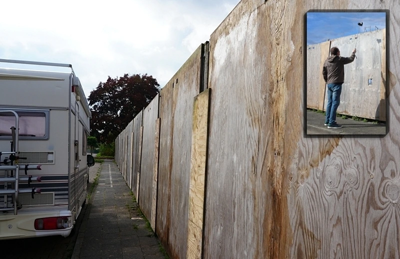 Eine lange Holzwand schützt die Baustelle der neuen Petrus-Canisius-Grundschule in Weeze vor neugierigen Blicken.