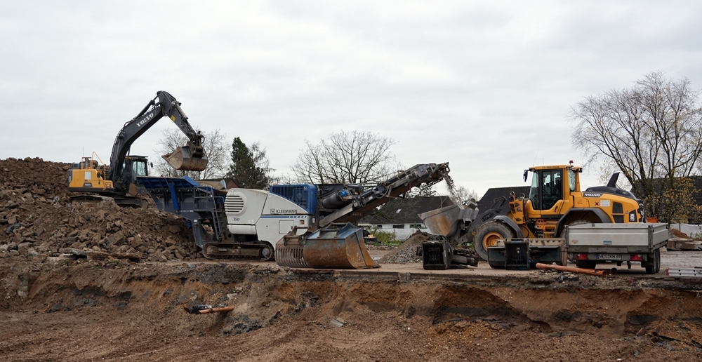 Bagger und Kegelbrecher Maschine im Einsatz in Weeze