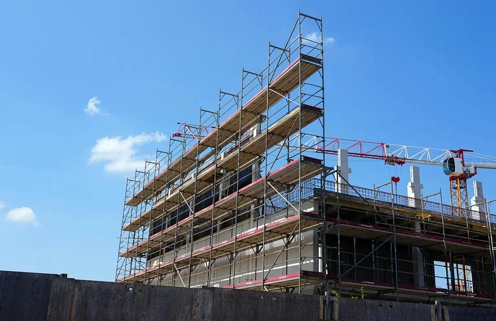 Baugerüst am Rohbau der Mensa und Sportalle der neuen Grundschule in Weeze während der Bauarbeiten im Juli 2026.