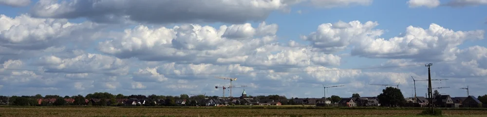 Panoramablick über Weeze mit zahlreichen Baukränen am Horizont