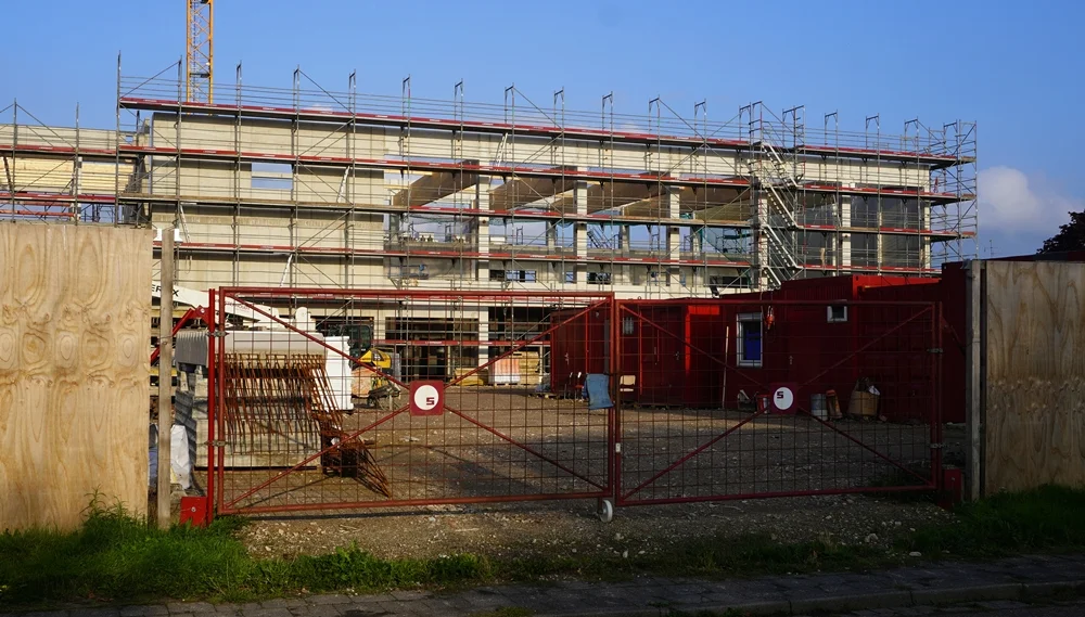 Neubau der Petrus-Canisius-Grundschule mit den neuen Dachstützen der Sporthalle