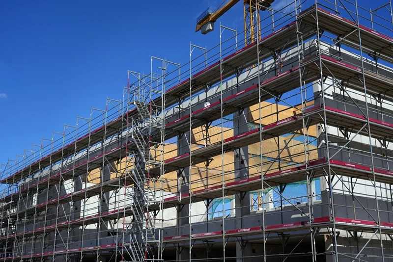 Nahaufnahme der neuen Dachbalken an der Sporthalle der Petrus-Canisius-Grundschule