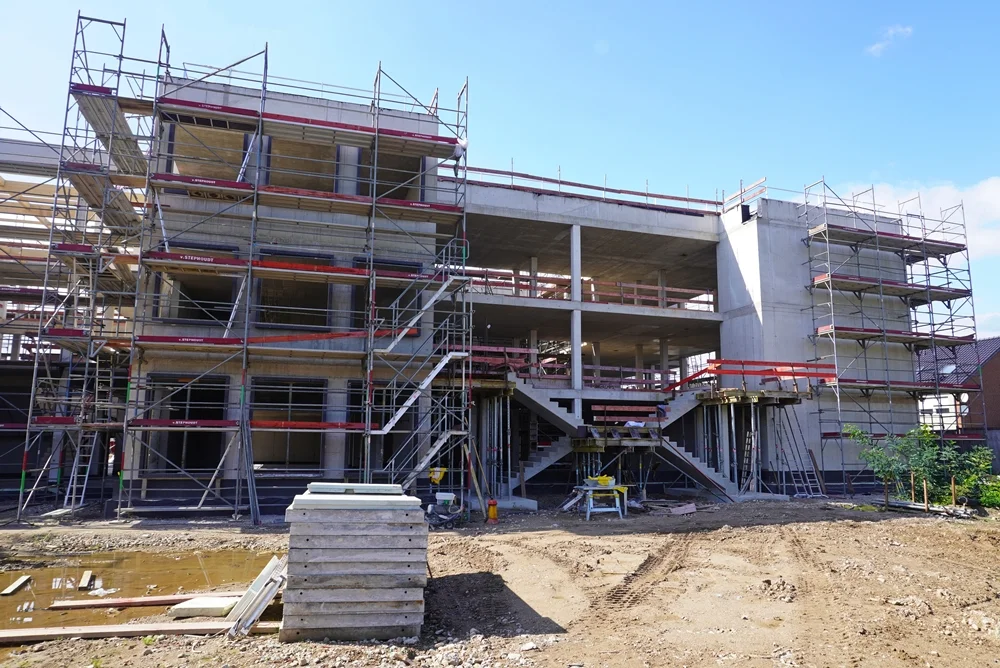 Rohbau der neuen Sporthalle in Weeze mit Gerüsten und Treppenanlage – Mitte September 2026