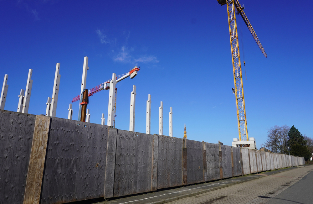 Holzwand vor der Baustelle in Weeze