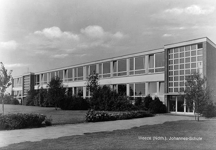 Historische Aufnahme der
            Johannes-Hauptschule in Weeze
