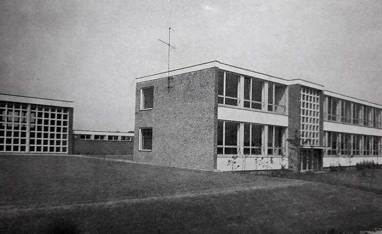 Johannes-Hauptschule Weeze mit
            Turnhalle links und Hauptgebäude rechts