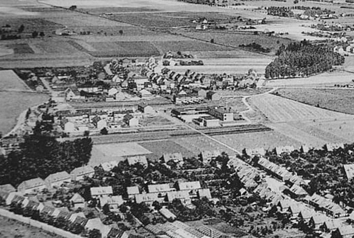 Luftaufnahme der Johannes-Hauptschule
            Weeze 1966