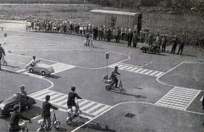 Verkehrsgarten auf dem
            Schulhof der Johannes-Hauptschule Weeze 1962