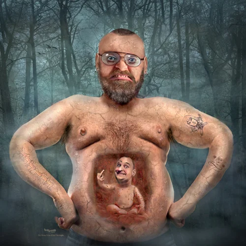 Humorvolle Fotomontage eines Mannes im Wald, in dessen Bauch eine weitere Person zu sehen ist.