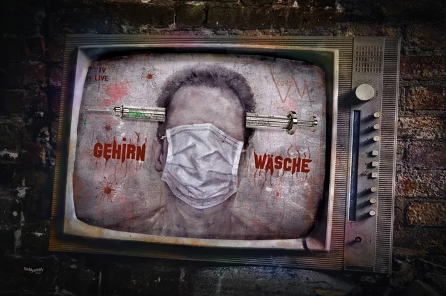 Person mit Gesichtsmaske auf einem alten Fernsehbildschirm, ergänzt durch Spritzen und grafische Symbole.